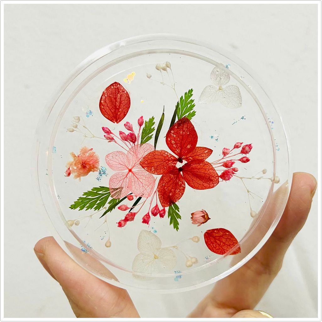 Lot ly epoxy hoa kho mang ve dep tinh te voi nhung bong hoa tu nhien duoc sap xep nghe thuat trong lop epoxy trong suot San pham ben bi chong tham nuoc chiu nhiet tot de dang ve sinh va phu hop voi moi loai do uong