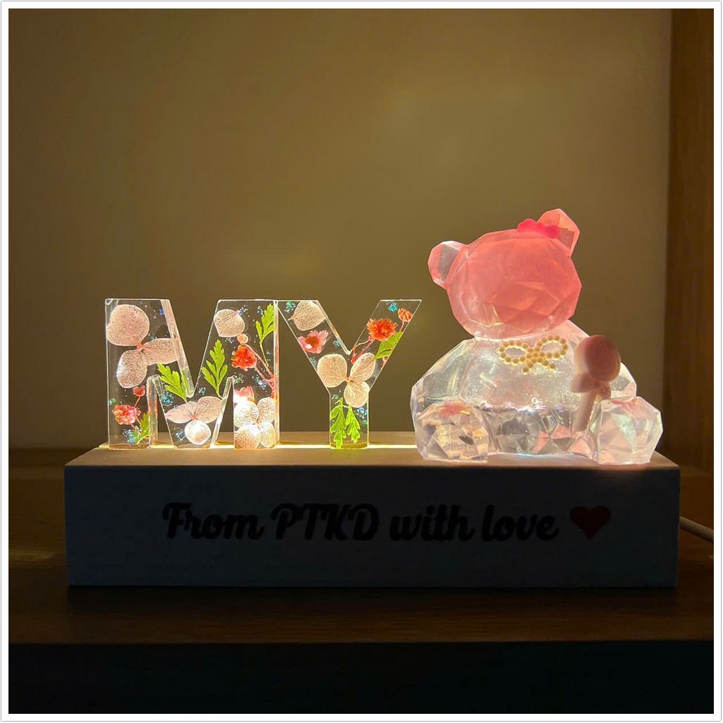 Den chu hoa kho trang tri Charm gau huyen ao lung linh duoi anh sang cua den LED