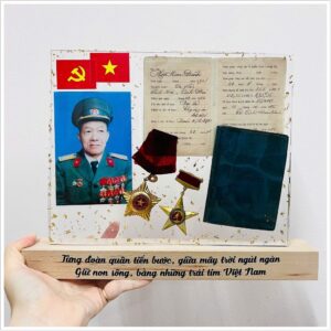 Đèn Tranh Hoa Khô Lưu Giữ Kỷ Vật